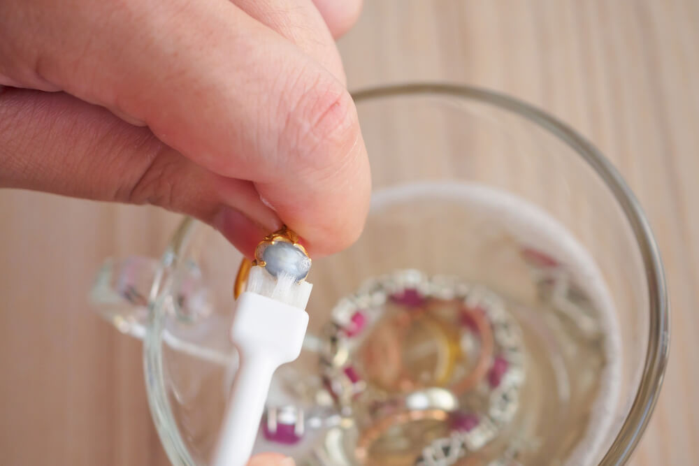 cleaning gold jewellery
